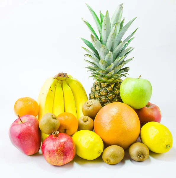 Stilleven van verschillende vruchten op een witte achtergrond — Stockfoto