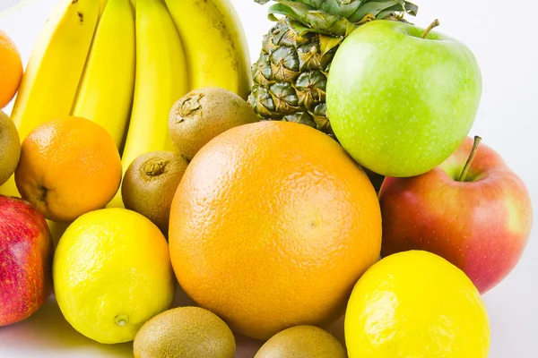 Nature morte de fruits différents sur fond blanc — Photo