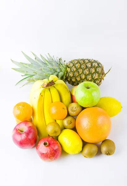 Stilleven van verschillende vruchten op een witte achtergrond — Stockfoto