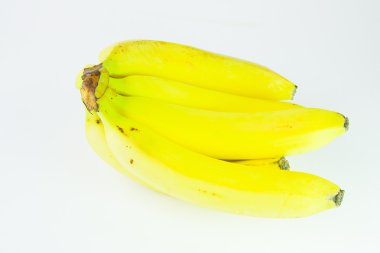 Beyaz arka planda olgun muzlar