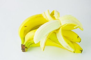 Beyaz arka planda olgun muzlar