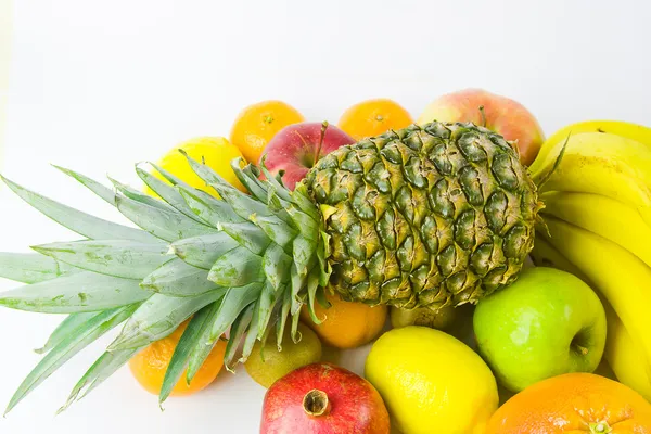 Beyaz arka planda farklı meyvelerden yaşam