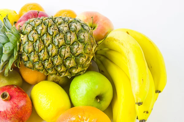 Stillleben aus verschiedenen Früchten auf weißem Hintergrund — Stockfoto