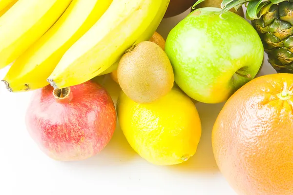 Stilleben från olika frukter på en vit bakgrund — Stockfoto