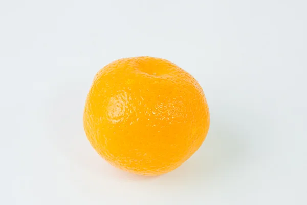 Tangerina laranja sobre um fundo branco — Fotografia de Stock