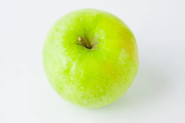 Groene appel op een witte achtergrond — Stockfoto