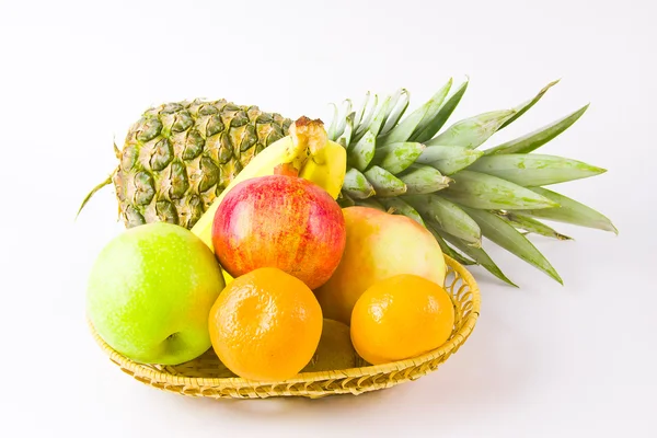 Stilleven van verschillende vruchten op een witte achtergrond — Stockfoto