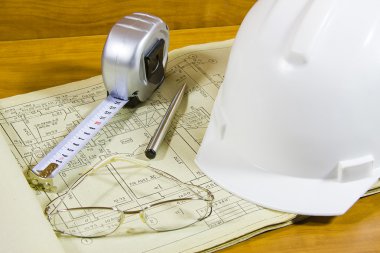 kask, rulet ve proje dokümantasyonu gözlük