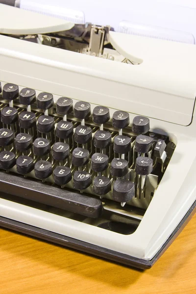 Старая пишущая машинка и чистый лист бумаги — стоковое фото