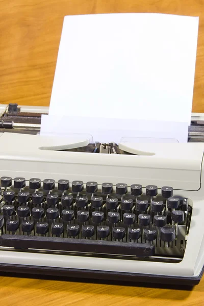 Old typewriter and clean sheet of paper — Stock Photo, Image