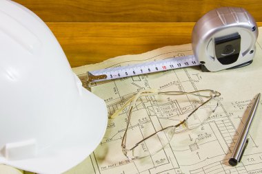 kask, rulet ve proje dokümantasyonu gözlük