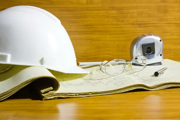 kask, rulet ve proje dokümantasyonu gözlük