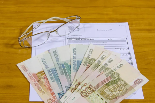 Form of post-office order, Russian roubles and glasses — Stock Photo, Image