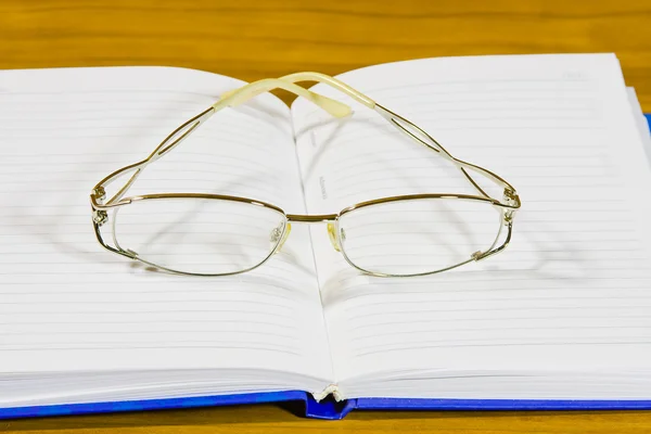 Notizbuch und Brille — Stockfoto