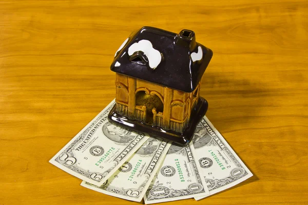 Oyuncak evi ve dolar — Stok fotoğraf