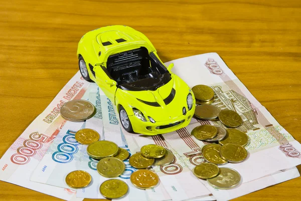Carro de brinquedo e dinheiro russo — Fotografia de Stock