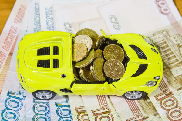 Carro de brinquedo e dinheiro russo — Fotografia de Stock