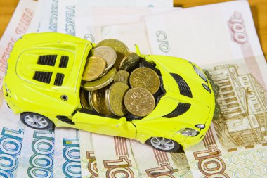 Oyuncak araba ve Rus parası.