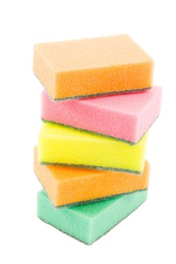 Beyaz arka planda bulaşık yıkama süngerleri izole edilmiştir.