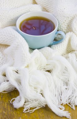 Örülmüş yünlü fincanda çay