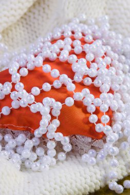 Kırmızı kalp ve inci boncuk