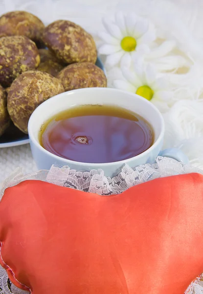 Xícara com chá, bolos e coração vermelho — Fotografia de Stock