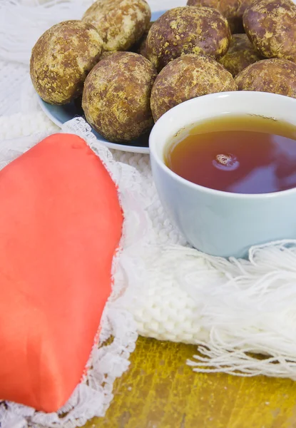 Tazza con tè, torte e cuore rosso — Foto Stock