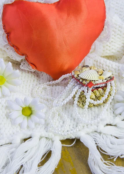 Liten låda från cockleshells, rött hjärta och pärlor pärlor — Stockfoto