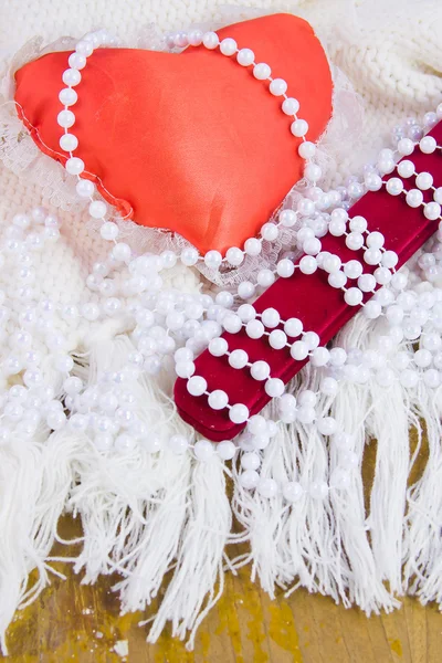 Corazón rojo, caja de regalo y cuentas de perlas — Foto de Stock