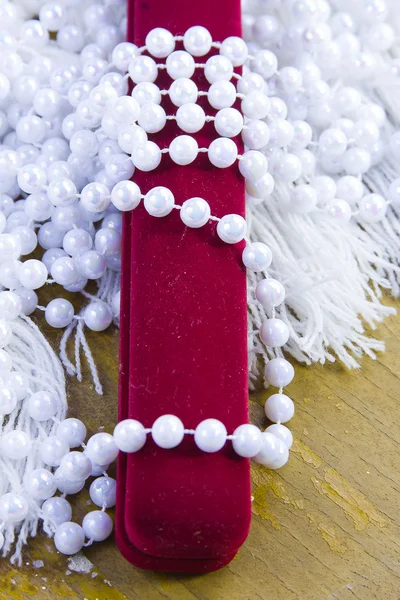 Caja de regalo y cuentas de perlas — Foto de Stock