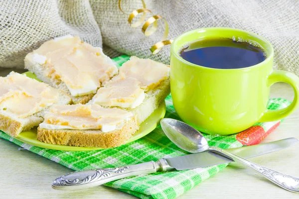 Café preto e sanduíche aberto com óleo e caviar de peixe — Fotografia de Stock