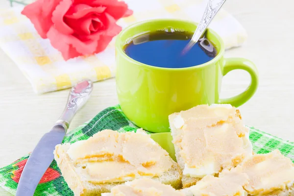 Svart kaffe och öppen smörgås med olja och fiskkaviar — Stockfoto