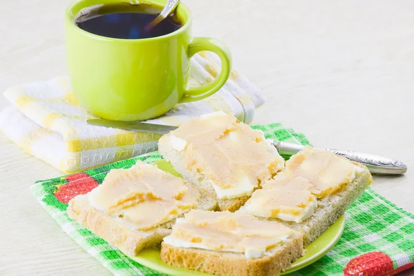 Café preto e sanduíche aberto com óleo e caviar de peixe — Fotografia de Stock