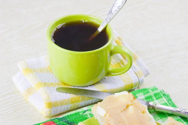 Svart kaffe och öppen smörgås med olja och fiskkaviar — Stockfoto