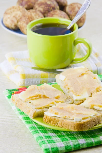 Café negro y sándwich abierto con aceite y caviar de pescado — Foto de Stock