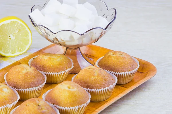 Süße Vanillekuchen, Zitrone und Vase mit Zucker — Stockfoto