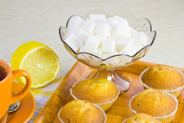 Söt vaniljtårta, te, citron och vas med socker — Stockfoto