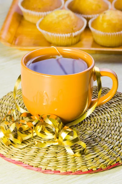 Tasse mit Tee und süßen Vanille-Kuchen — Stockfoto