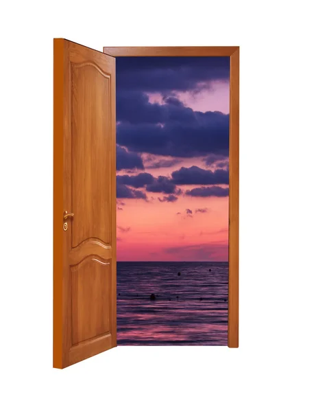 Незакрытая деревянная дверь с видом на красивый закат на море — стоковое фото