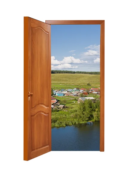 Незакрытая деревянная дверь с видом на сельский пейзаж — стоковое фото