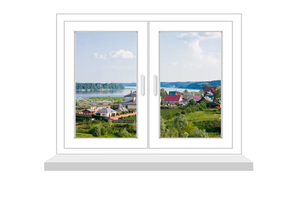 Закрытое окно с видом на сельский пейзаж на белой backgrou — стоковое фото
