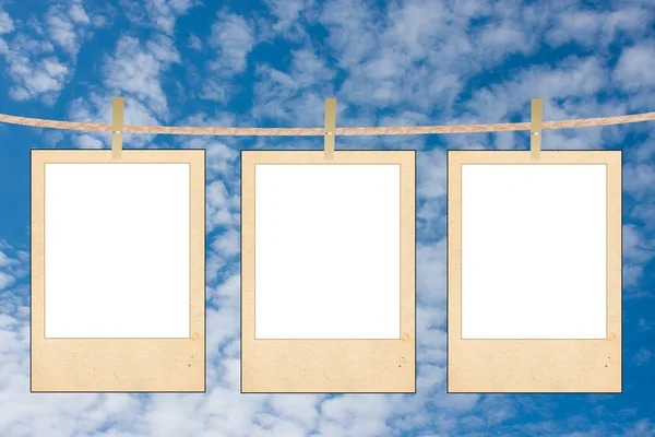 The clean white folias of paper hang on a rope — Stock Photo, Image