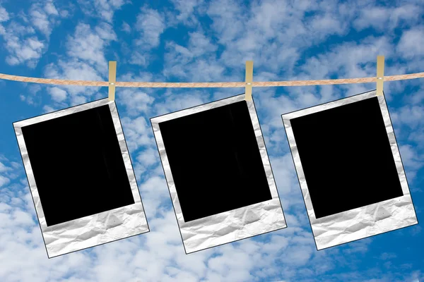 De schone zwarte folias papier hangen aan een touw — Stockfoto