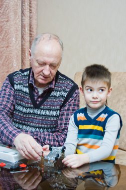 Grand-baba bir torun ile oynamak bir tasarımcı