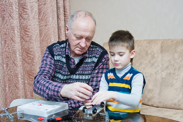 Grand-baba bir torun ile oynamak bir tasarımcı — Stok fotoğraf