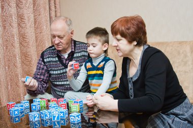 bir büyükanne ve grand-baba bloklar halinde bir torun ile oynamak