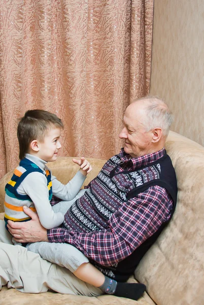 Grand-papa met een kleinkind play — Stockfoto