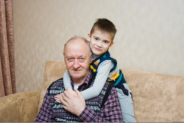 Nonno con un nipote giocare — Foto Stock