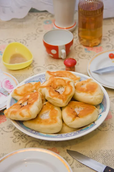 Piraguas y piattis limpias sobre una mesa — Foto de Stock