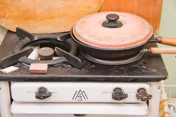 Żeliwna patelnia na starej kuchenki gazowe na kuchnię — Zdjęcie stockowe
